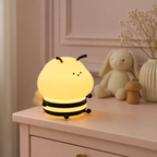 Veilleuse abeille dans une chambre de bébé rose poudré