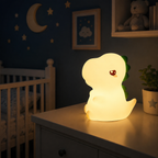 Veilleuse dinosaure allumée la nuit dans une chambre de bébé
