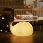 Veilleuse Enfant Petite Baleine, douce et réconfortante, illumine tendrement la chambre de votre enfant.
